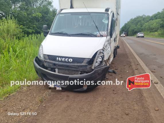 Acidente ocorreu no final da tarde desta quinta-feira (8), na localidade de Poço Traíra, e envolveu dois caminhões baú