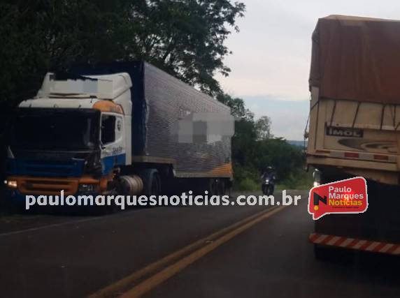Acidente ocorreu no final da tarde desta quinta-feira (8), na localidade de Poço Traíra, e envolveu dois caminhões baú
