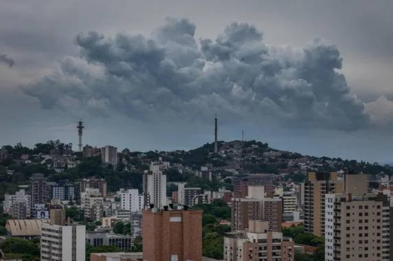 Há previsão de chuva forte em curtos intervalos de tempo, acompanhada de rajadas de vento e até queda de granizo