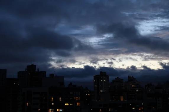 Praticamente todas as regiões gaúchas estarão sujeitas a temporais no sábado (10). A tendência é de que a precipitação diminua a partir de domingo (11)