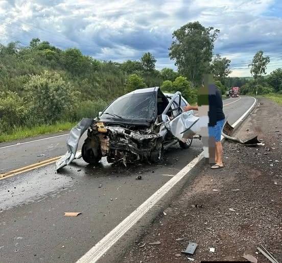 Colisão entre Vectra e Palio ocorreu no km 182 da rodovia; motorista do Palio sofreu fratura em uma das pernas