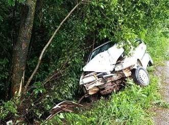 Acidente ocorreu ao meio-dia deste sábado e resultou apenas em danos materiais