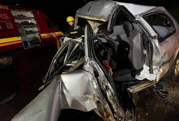 Acidente ocorreu na madrugada deste domingo (11) e envolveu veículo de passeio e ônibus de excursão vindo da Argentina
