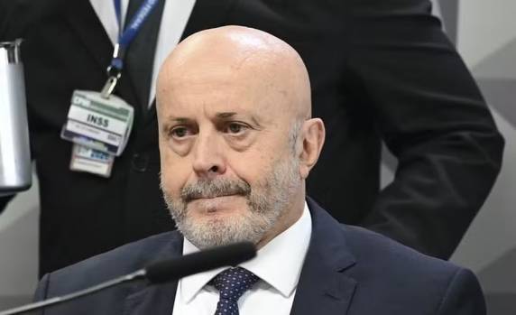 Entre os indícios analisados, há suspeitas de que Lulinha teria viajado junto com Antônio Carlos Camilo para Portugal.