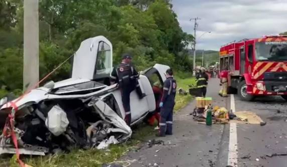 Colisão envolvendo caminhão e três veículos provocou bloqueio total da rodovia no Vale do Itajaí