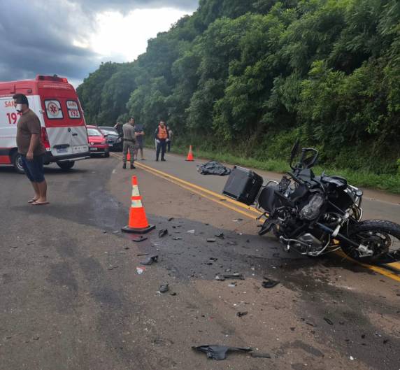 Colisão entre moto BMW e caminhonete Blazer ocorreu próximo ao Santuário Nossa Senhora Aparecida; motorista da Blazer fugiu sem prestar socorro