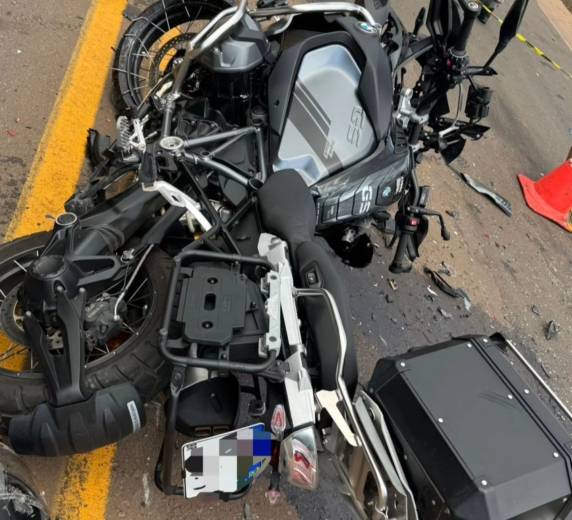 Colisão na RSC-153 envolveu motocicleta e caminhonete; motorista da Blazer fugiu do local e é procurado pela polícia