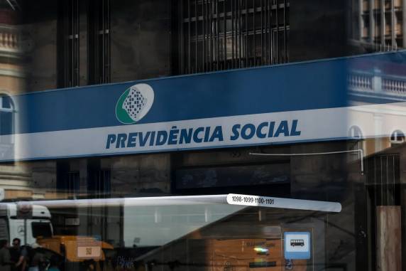 A partir de fevereiro, este grupo de beneficiários que ganha acima do salário mínimo terá reajuste de 3,9%, abaixo do INPC
