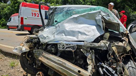 Colisão frontal entre Hilux e Corolla deixa dois feridos graves na ERS-324, entre Passo Fundo e Marau, com veículos totalmente destruídos e vítimas encaminhadas ao Hospital São Vicente de Paulo.
