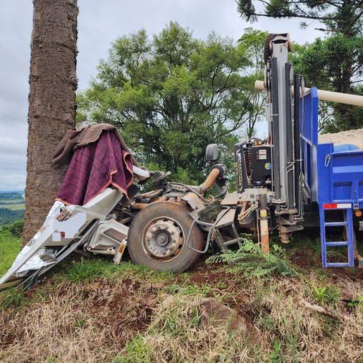 Veículo carregado com materiais de construção colidiu contra uma árvore na estrada de acesso à Linha Macuco