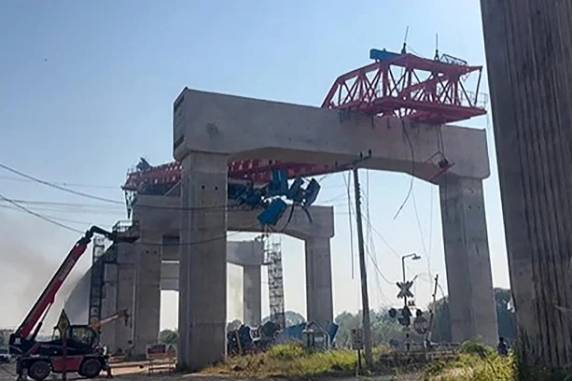 Autoridades locais informaram que o guindaste trabalhava em