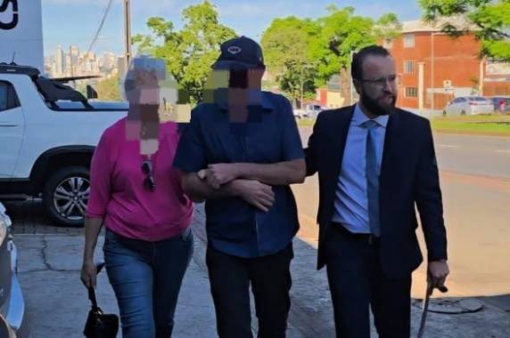 Acompanhado de advogado e da mãe, homem prestou depoimento, negou ingestão de álcool e deverá responder por homicídio e lesão corporal de trânsito culposos qualificados