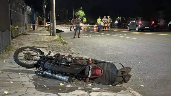 Colisão foi registrada na Avenida Carlos Babosa, no bairro Azenha
