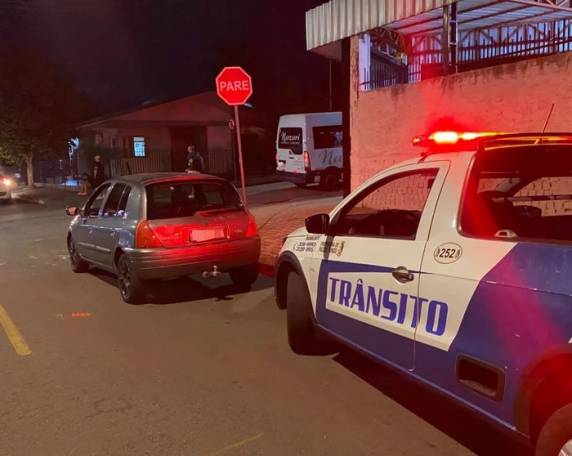 Licenciamento estava vencido e condutor transportava criança de forma irregular