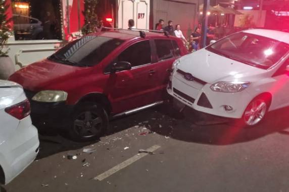 Colisão em sequência ocorreu na noite de quinta-feira (15); motorista recusou teste do bafômetro e foi levado à Delegacia de Polícia