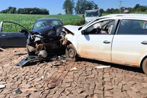 Colisão entre dois carros em estrada vicinal também deixou feridos nesta quinta-feira (15)