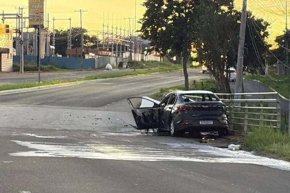 Passageira de 23 anos foi resgatada por moradores e levada ao hospital; vítima fazia transporte por aplicativo