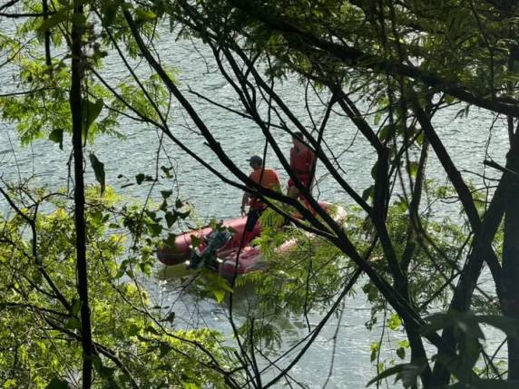 Veículo foi arremessado para dentro do rio após colisão com caminhão na RSC-480; ainda não há informações sobre vítimas