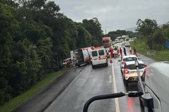 Colisão entre dois carros aconteceu no km 62, no distrito de Vila Mariante