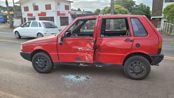 Colisão entre carro e motocicleta foi registrada no início da noite desta sexta-feira (16), no km 147,700 da rodovia