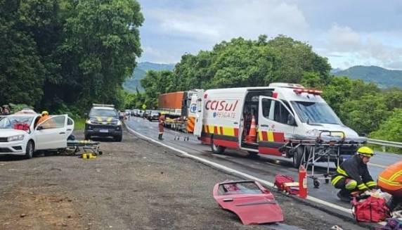 Acidente ocorreu na manhã deste domingo (18), no km 305, e provocou bloqueio parcial da rodovia