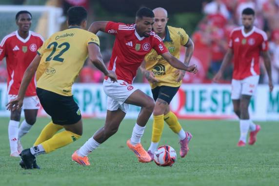 Gols da partida foram marcados por Bruno Henrique e Nicolas Schulz