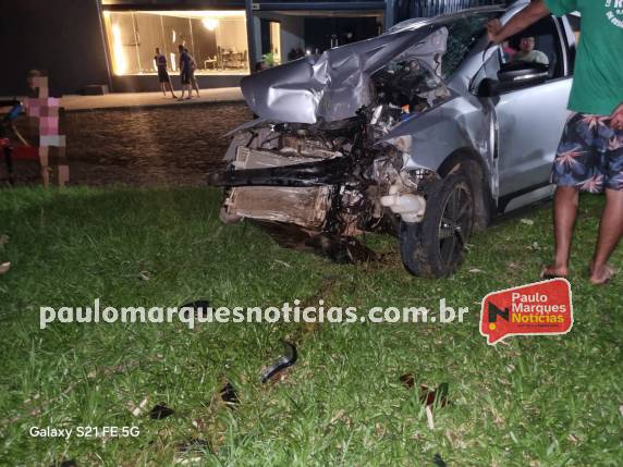 Acidente ocorreu na noite de domingo (18) e envolveu um veículo Fox Xtreme; condutor foi socorrido pelos Bombeiros