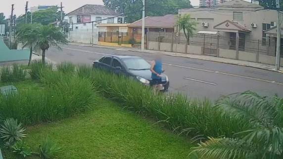 Câmeras de segurança registraram o acidente; caso será investigado pela Polícia Civil