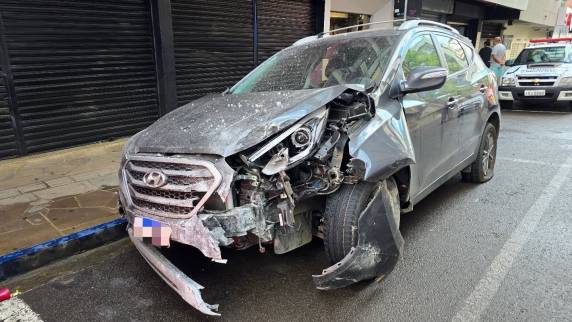 Acidente ocorreu na manhã de domingo (18) na Rua 15 de Novembro; condutor de um Fiat Palio fugiu do local sem prestar socorro.