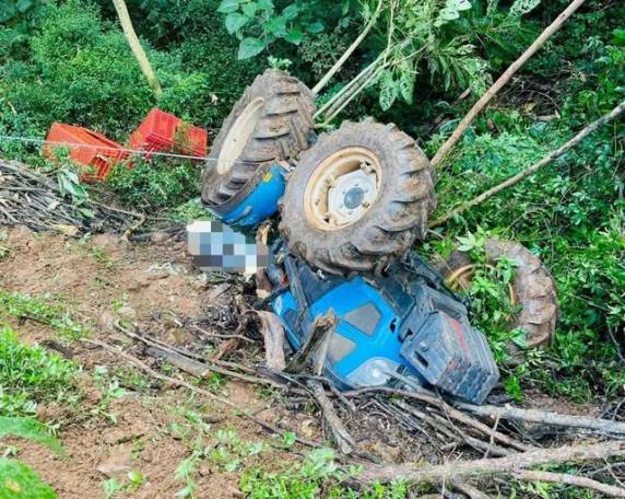 Veículo saiu da estrada e capotou em um barranco; vítima ficou presa sob o trator e morreu no local