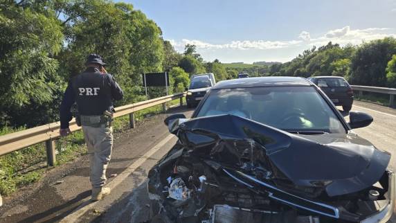 Colisão envolvendo quatro veículos no viaduto de acesso à Embrapa deixou o trânsito em meia pista, mas não houve feridos