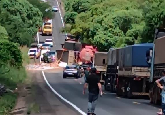 Trânsito ficou parcialmente interrompido na tarde desta quarta-feira (21); apesar dos danos, não houve registro de feridos