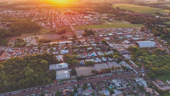 Com entrada gratuita para pedestres, feira celebra 60 anos com novidades na infraestrutura, novos espaços temáticos e programação especial voltada ao agronegócio, à economia e à valorização do Berço Nacional da Soja.