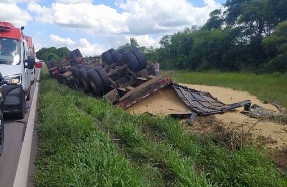 Vítima de 28 anos era passageira do veículo conduzido pelo esposo; motorista sofreu apenas ferimentos leves