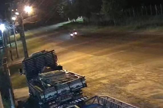 Acidente deixou outras duas pessoas feridas. A suspeita é de que o condutor disputava racha com outra moto