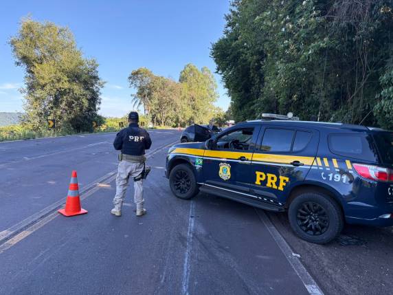 Acidente envolveu carro e caminhão na manhã deste sábado; vítima ficou presa às ferragens