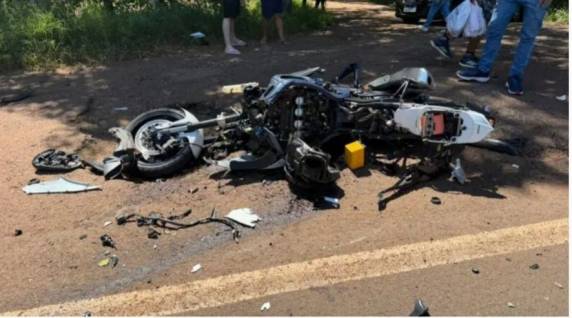 Colisão entre motocicleta e automóvel ocorreu na manhã deste sábado (24), nas proximidades do km 156 da rodovia