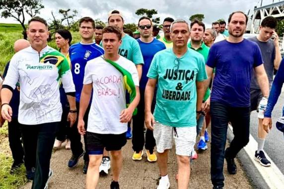 Grupo de manifestantes estava reunido aguardando a chegada de uma marcha liderada pelo deputado federal