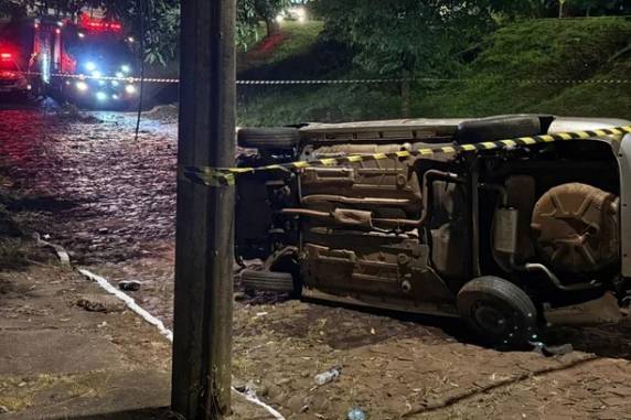 Ocorrência foi registrada na madrugada deste domingo (25), na Avenida Plácido de Castro. Veículo desceu um barranco antes de parar