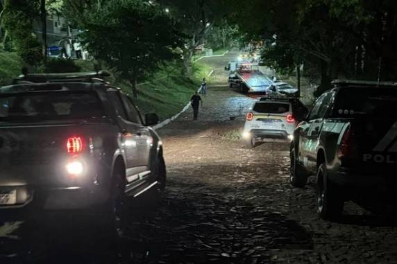 Ocorrência foi registrada na madrugada deste domingo (25), na Avenida Plácido de Castro. Veículo desceu um barranco antes de parar