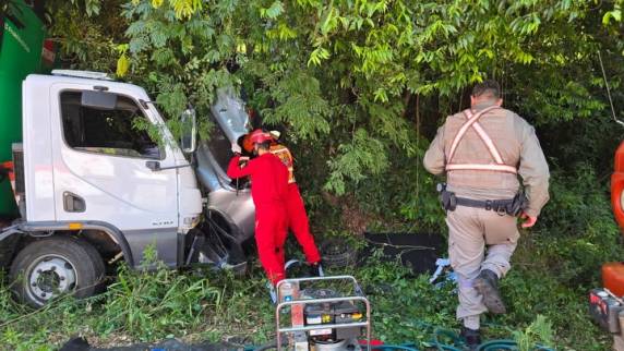 Acidente envolveu caminhão carregado com refrigerantes e um Renault Kwid; trânsito segue parcialmente bloqueado no km 203