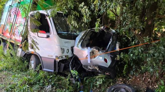 Acidente envolveu caminhão carregado com refrigerantes e um Renault Kwid; trânsito segue parcialmente bloqueado no km 203