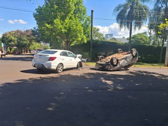 Colisão entre dois veículos resultou em capotamento no bairro Storch; vítima foi atendida pelo SAMU