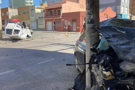 Acidente ocorreu na equina das ruas Gonçalves Chaves e Telles; motorista de um dos veículos precisou ser retirado das ferragens