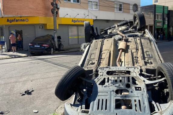 Acidente ocorreu na equina das ruas Gonçalves Chaves e Telles; motorista de um dos veículos precisou ser retirado das ferragens