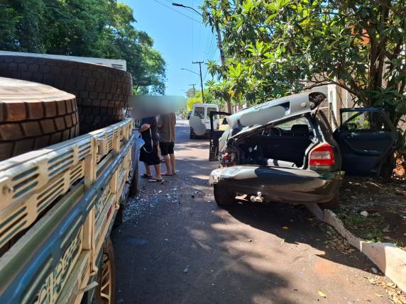 Colisão ocorreu na manhã desta terça-feira (27), na Rua Siqueira Couto