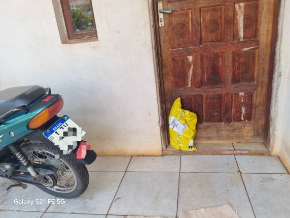 Pacotes deixados em portas e áreas externas sem contato com moradores levantam questionamentos sobre responsabilidade e segurança