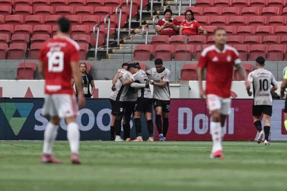 Mendoza marcou aos oito minutos do primeiro tempo e decidiu a partida