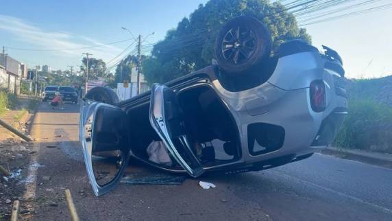 Mulher de 55 anos teria tido um mal súbito. Fluxo está em meia pista no local