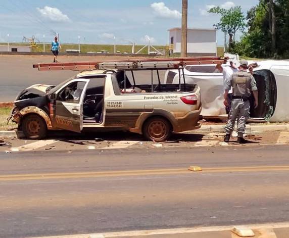 Acidente envolvendo um Gol e uma camionete Strada mobilizou PRF, Samu e Brigada Militar na tarde desta quarta-feira (28)